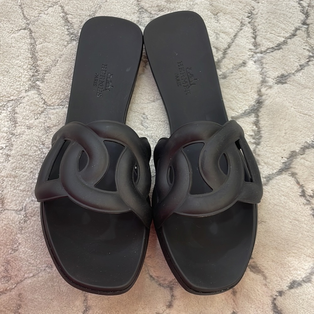 Hermès Aloha Matte Noir Rubber Sandals size 37
